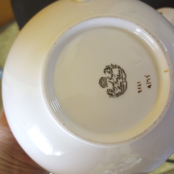 Royal Grafton Numbered Fine Bone China Teapot, Strawberry Design, Gold Edging - Picture 6 of 8